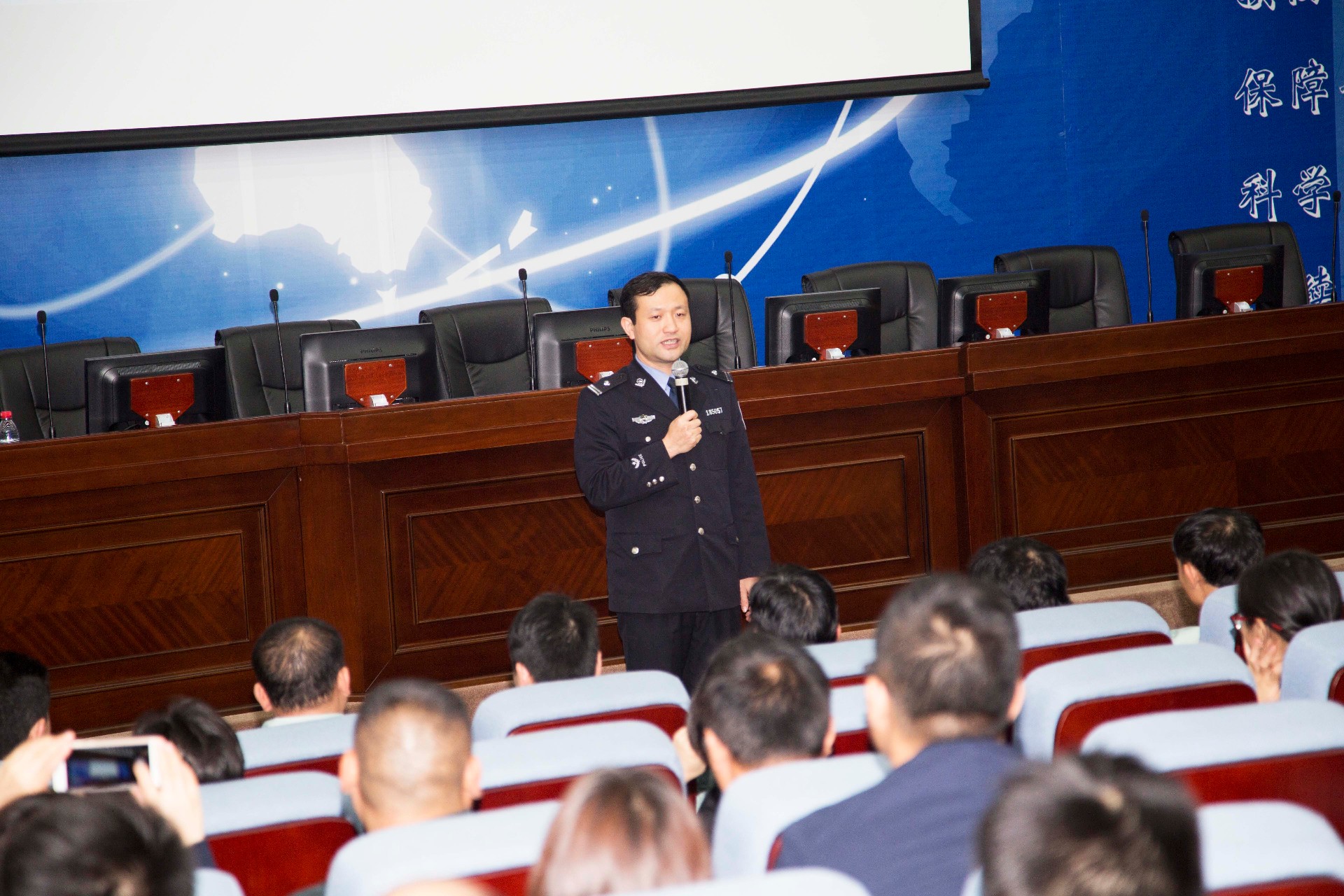 “平安南海大巡講”資深講師古Sir助力我司 “種子學(xué)員”開課     獅山總商會(huì)組織上百企業(yè)代表“圍觀”